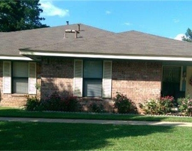 806 E Houston Street - Photo Thumbnail 4