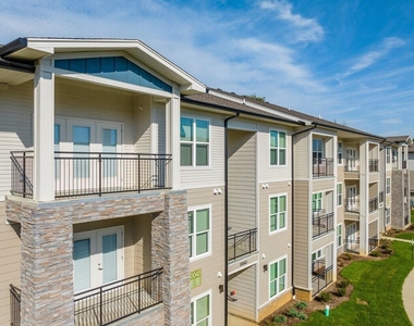 10001 Oak Bridge Cir - Photo Thumbnail 3