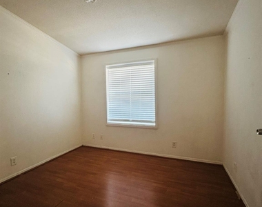 10118 Berrypatch Lane - Photo Thumbnail 3