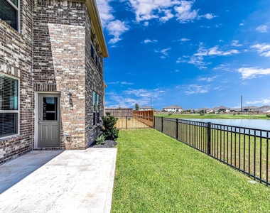 1029 Laguna Cove Drive - Photo Thumbnail 3