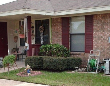 300 E Elm - Photo Thumbnail 1