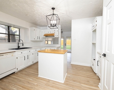 9810 Jockey Club Drive - Photo Thumbnail 7
