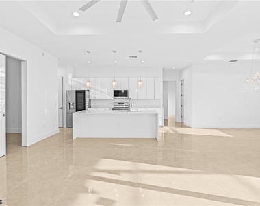 821 Nw 37th Place - Photo Thumbnail 12