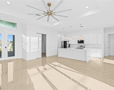 821 Nw 37th Place - Photo Thumbnail 8