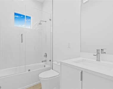 821 Nw 37th Place - Photo Thumbnail 30