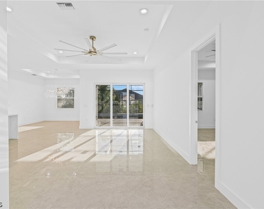 821 Nw 37th Place - Photo Thumbnail 5