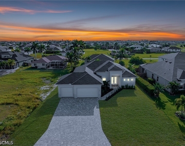 821 Nw 37th Place - Photo Thumbnail 1