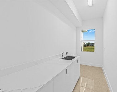 821 Nw 37th Place - Photo Thumbnail 31