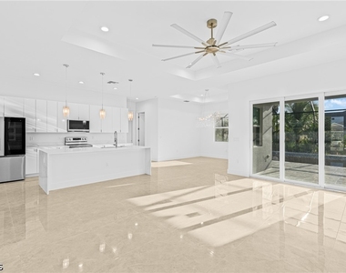 821 Nw 37th Place - Photo Thumbnail 9