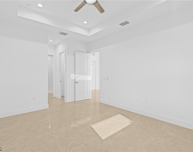 821 Nw 37th Place - Photo Thumbnail 23