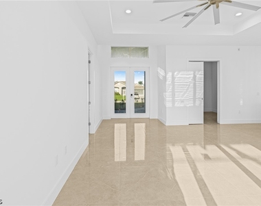 821 Nw 37th Place - Photo Thumbnail 6