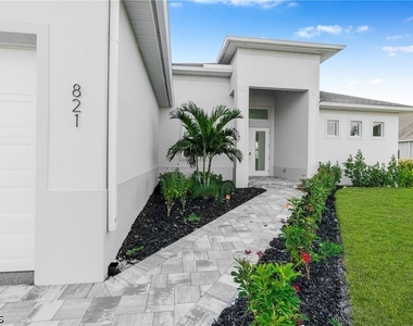 821 Nw 37th Place - Photo Thumbnail 4