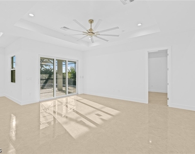 821 Nw 37th Place - Photo Thumbnail 10