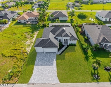 821 Nw 37th Place - Photo Thumbnail 2