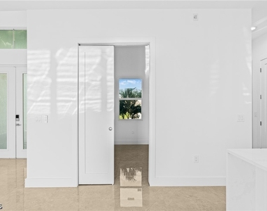 821 Nw 37th Place - Photo Thumbnail 20