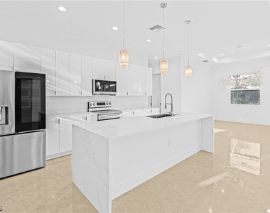 821 Nw 37th Place - Photo Thumbnail 14
