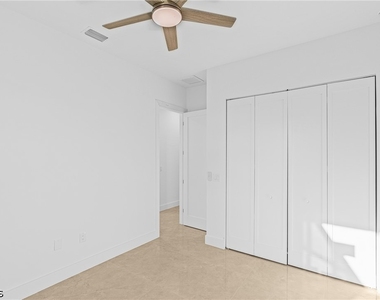 821 Nw 37th Place - Photo Thumbnail 27