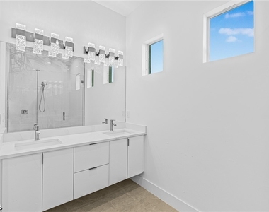 821 Nw 37th Place - Photo Thumbnail 24
