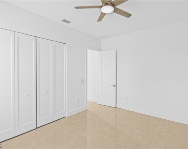 821 Nw 37th Place - Photo Thumbnail 29