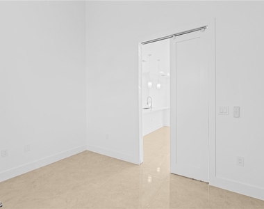 821 Nw 37th Place - Photo Thumbnail 21