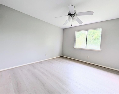 4521 Stonebridge Drive - Photo Thumbnail 8