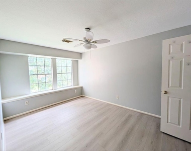 4521 Stonebridge Drive - Photo Thumbnail 9