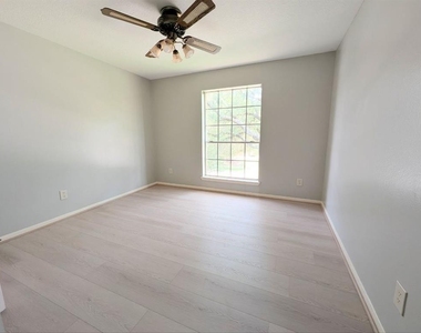 4521 Stonebridge Drive - Photo Thumbnail 11