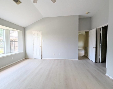 4521 Stonebridge Drive - Photo Thumbnail 6