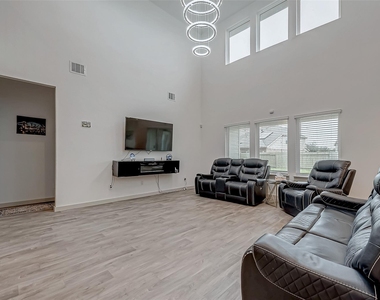 6850 Amber Cliff Lane - Photo Thumbnail 10