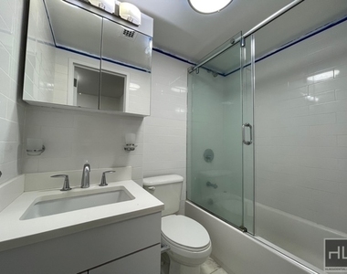 East 56 Street - Photo Thumbnail 3