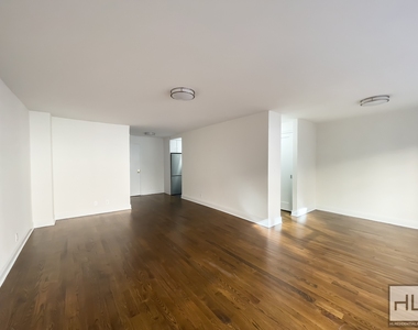 East 56 Street - Photo Thumbnail 3