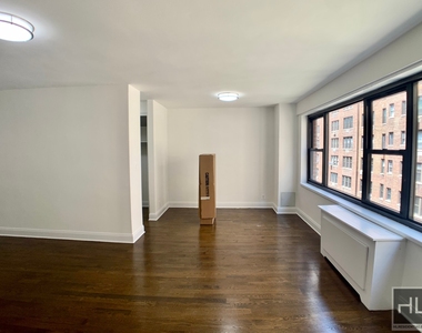 East 56 Street - Photo Thumbnail 4