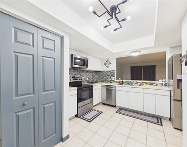 11239 Cedar Hollow Lane - Photo Thumbnail 6