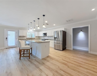 8270 30th Avenue N - Photo Thumbnail 9