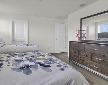 5546 Logan Cave Avenue - Photo Thumbnail 15
