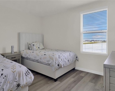 5546 Logan Cave Avenue - Photo Thumbnail 18