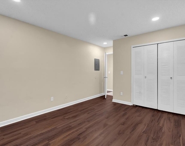 2405 Northlake Drive - Photo Thumbnail 9