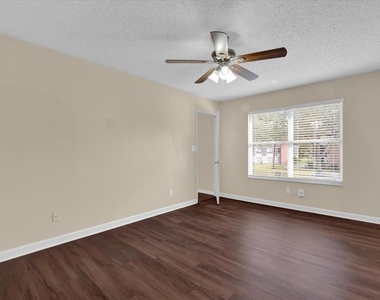 2405 Northlake Drive - Photo Thumbnail 2