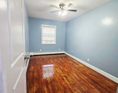 Spacious 2 BR Apartment in East 107th Street, Brooklyn - Photo Thumbnail 4