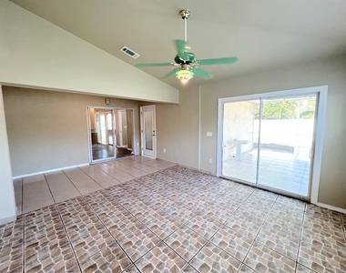 20 Regis Lane - Photo Thumbnail 14