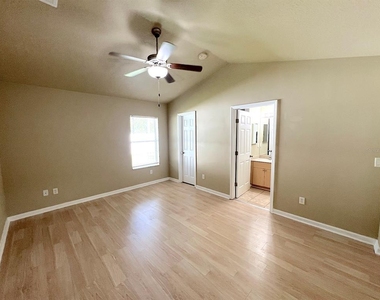 20 Regis Lane - Photo Thumbnail 16
