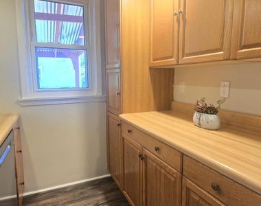 542 Deacon Street - Photo Thumbnail 9