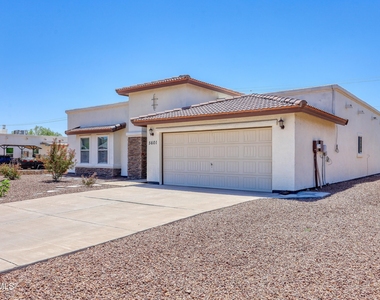 5601 Valley Maple Drive - Photo Thumbnail 3