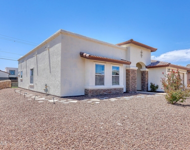 5601 Valley Maple Drive - Photo Thumbnail 2