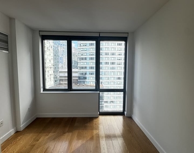 West 57th Street - Photo Thumbnail 4