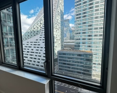 West 57th Street - Photo Thumbnail 6