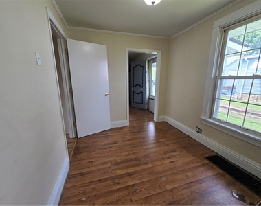 1106 Bechtel St - Photo Thumbnail 3