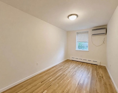 73-04 Ditmars Boulevard - Photo Thumbnail 4