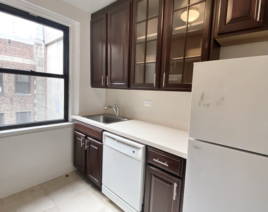 East 44th Street - Photo Thumbnail 4