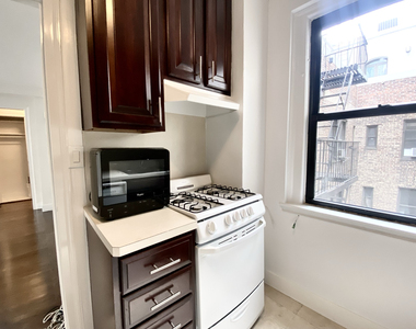 East 44th Street - Photo Thumbnail 3